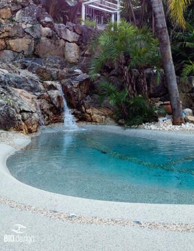 Pooldesign in Haag mit Wasserfall