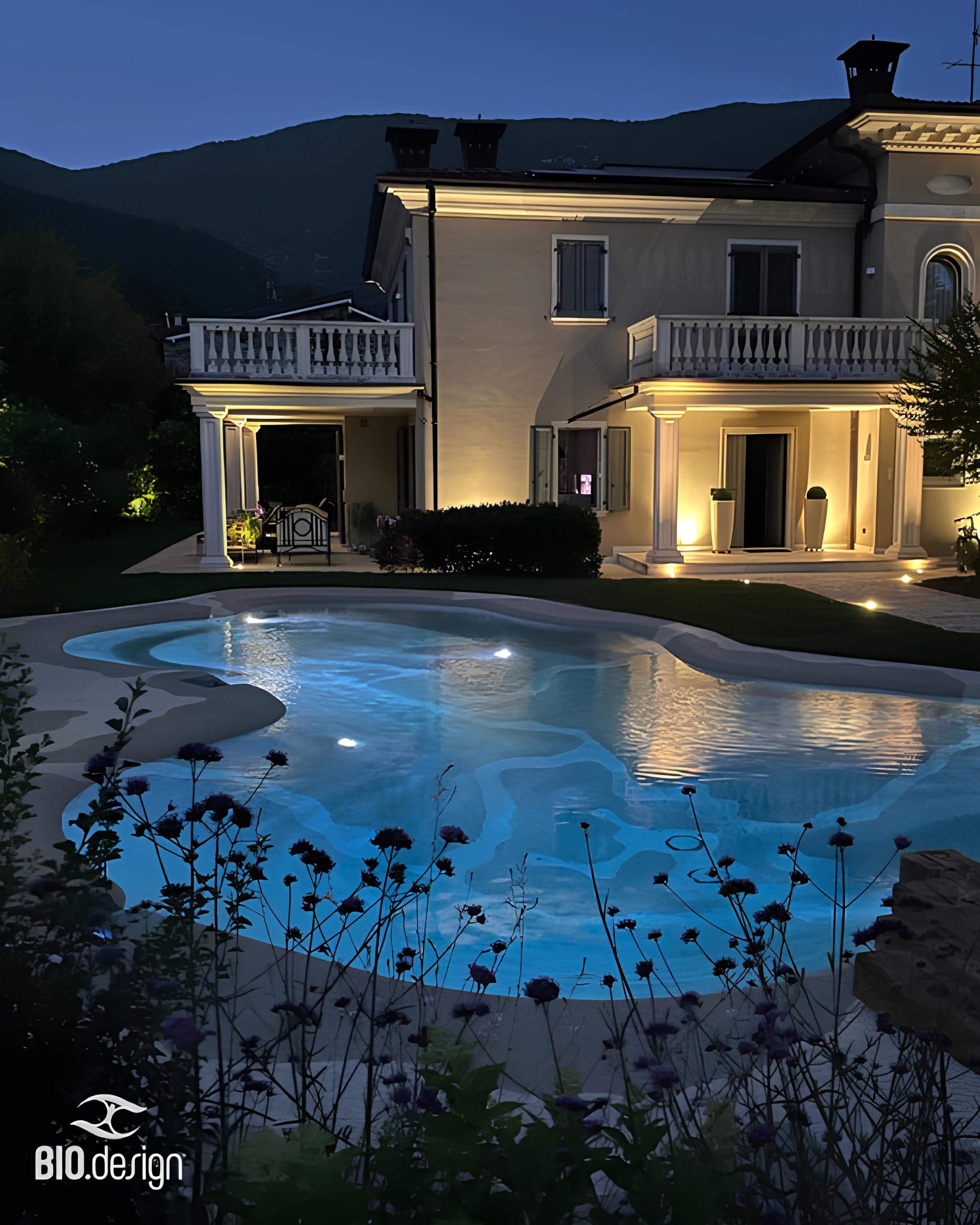 Pooldesign in Haag Abendansicht